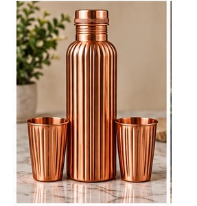Juego de Botellas de Agua de Cobre Hechas a Mano con Tapa y 2 Tazas Metálicas con Grabado Floral - Product Image 4