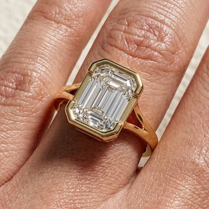 Anillo Solitario Clásico con Corte Esmeralda de 2.50 CT para Mujer en Oro Rosa de 14K con Diamante Cultivado en Laboratorio - Product Image 3