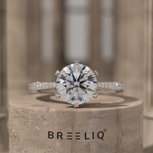 Anillo de Compromiso de Moissanita Redonda de 8 mm, Piedra Central de 2.00 Quilates, Anillo de Plata Chapado en Oro de 14K con Banda Pavé, Joyería Nupcial para Mujer - Product Image 1