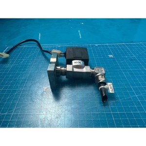 Vanne solénoïde à 2 ports SMC série VX2200, modèle VX2230L à commande directe, utilisée comme pièce détachée pour équipement semi-conducteur d'époque - Product Image 1