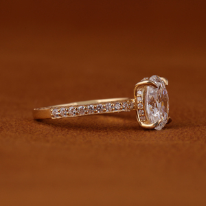 Anillo de Compromiso con Diamante Cultivado en Laboratorio de Corte Ovalado, Oro Amarillo de 14K, Banda Pavé, Anillo de Boda, Certificado IGI - Product Image 2