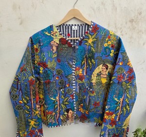 Veste courte matelassée en coton bleu indigo tricotée à la main pour femme, imprimés floraux, style traditionnel, ouverte sur le devant - Product Image 1