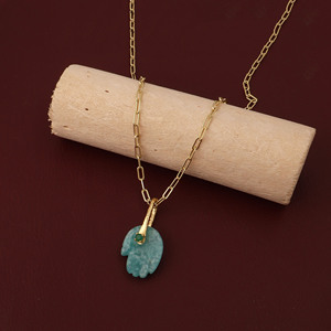 Pendentif Main de Fatma en Amazonite et Onyx Vert, Plaqué Or, Pierre Précieuse Sculptée, Chaîne, Bijou Spirituel Tendance - Product Image 2