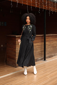 Elegante Vestido Maxi de Lino Negro con Bordado Floral Hecho a Mano, Vestido Largo de Manga Larga con Corte en A, Moda Ética para la Noche - Product Image 1
