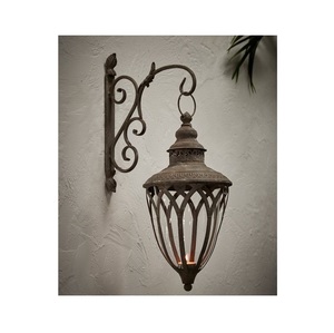 Farol de metal de alta calidad diseñado para crear un ambiente cálido en elegantes arreglos decorativos. - Product Image 5