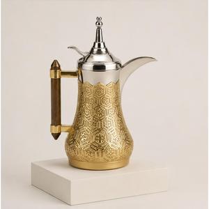 Cafetera Árabe de Lujo Grabada, Dallah de Acero Inoxidable con Acabado de Latón, Cafetera Tradicional de Oriente Medio con Mango de Madera - Product Image 4