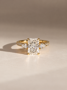 Anillo de Compromiso con Diamante Cultivado en Laboratorio de Corte Radiante con Piedras Laterales Redondas y Banda Pavé en Oro Amarillo de 14k - Product Image 1