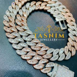 Nouvel Arrivage : Chaîne avec pendentif Jésus doré pour un style urbain, événements nocturnes, mode et cadeaux – Disponible à la vente - Product Image 5