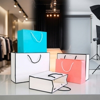 Sac en carton de luxe fait main imprimé sur mesure à faible MOQ avec poignées torsadées pour l'emballage de lunettes et de montres – Idéal pour les startups en petites séries