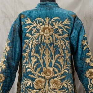 Manteau en velours bleu brodé à la main, motif floral, col mandarin, manches longues, vêtement liturgique - Product Image 4