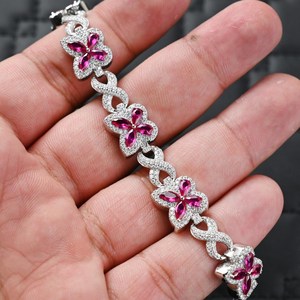 สร้อยข้อมือฮิปฮอปแบบฝังเพชรทรงกลมสีชมพูแซฟไฟร์และมอยส์ซาไนต์ VVS สี D ขนาด 12 มม. ชุบทองคำ ดีไซน์ Butterfly Infinity Link สำหรับผู้ชายและผู้หญิง - Product Image 3