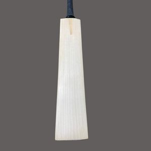 Batte de cricket professionnelle en saule anglais, logo personnalisé, légère, pour droitier, haute performance, avec housse pour jeu polyvalent - Product Image 4