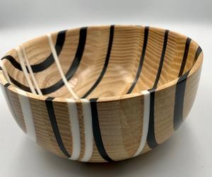 Cuenco artesanal de resina epoxi y madera de acacia con grano de madera natural único y recubrimiento de resina suave, sin BPA, para decoración del hogar. - Product Image 4