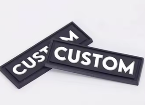 Patch en caoutchouc PVC de qualité supérieure avec logo en relief de forme personnalisée, étiquette de marque souple pour sacs, vêtements, chaussures, casquettes et articles de style de vie - Product Image 3