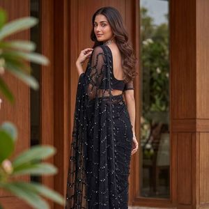 Sari en résille de créateur pour soirée, orné de perles, de paillettes et de broderies de perles, avec un chemisier en résille non cousu pour femme - Product Image 1