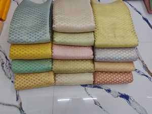 Tissu en polyester brocart luxueux avec motifs jacquard floraux et texture élégante pour vêtements de filles, décoration et artisanat - Product Image 3