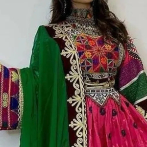 Robe Kuchi inspirée, robe afghane, racines culturelles ethniques, manches longues, broderie artisanale, chiffon, robes Kuchi afghanes - Product Image 2