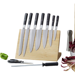 Ensemble de couteaux de cuisine à manche noir avec lames argentées, support de présentation en bois brun clair, ciseaux et aiguiseur pour les tâches de préparation culinaire - Product Image 4