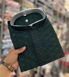 Kurta Larga de Rayón para Hombre con Lentejuelas Chikankari – Ropa Étnica Tradicional India para Bodas y Festivales - Product Image 3