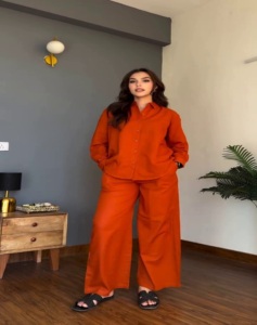 ชุดลำลองสำหรับสาวๆ สไตล์เก๋ เสื้อคอวีแขนยาวพร้อมกางเกง จากอินเดีย ดีไซน์สีตัดต่อแบบเรียบง่าย เป็นที่ต้องการอย่างมาก - Product Image 1