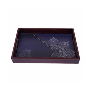Plateau décoratif imprimé mandala bleu marine et motifs géométriques dorés, plateau de service en bois finition antique pour commande en gros - Product Image 1