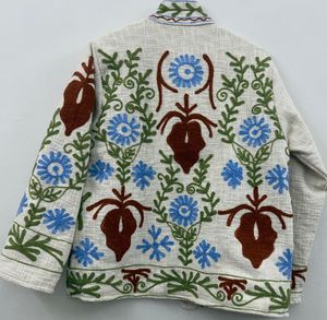 Manteau d'hiver blanc bohème en coton brodé floral Suzani, veste coupe-vent en TNT tricoté, col mandarin épais non tissé - Product Image 4