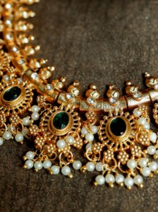 Parure de bijoux pour femme plaquée or style antique, avec pierres Kemp et Guttapuralu, collier ras-du-cou et boucles d'oreilles Jhumka assorties pour mariage - Product Image 3