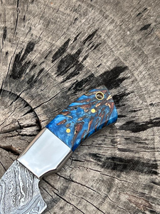 Couteau à dépecer artisanal en acier Damas avec manche en bois de résine bleue, lame fixe, couteau de chasse et de camping, OEM ODM - Product Image 4