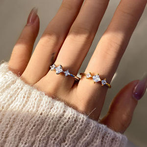 Anillo de Compromiso de Moda con Tres Piedras de Circonia Cúbica con Corte Princesa de 0.50 CT para Mujer, Plata de Ley 925, Regalo para Boda o Fiesta - Product Image 2