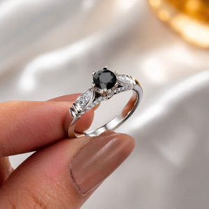 Bague solitaire exclusive en diamant noir |   Diamant noir taille ronde avec pierres d'accentuation blanches |   Cadeau de bijoux élégants et raffinés pour femmes - Product Image 3