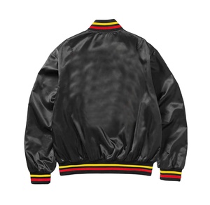 Chaqueta Bomber Varsity de Satén Unisex Personalizada de Alta Calidad con Parches Bordados y Cierre de Cremallera para Invierno - Product Image 3