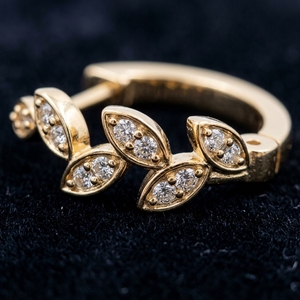 Pendientes de Aro con Hoja de Rama de Olivo y Diamantes Cultivados en Laboratorio, Estilo Botánico Elegante, Oro Amarillo de 10k, Chapado en Oro, RAAMAA - Product Image 4