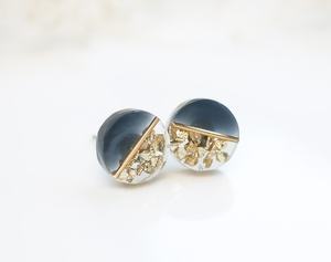 Boucles d'oreilles clous en résine cristalline fumée, faites à la main, effet émaillé, motif Fleur de Lune Moderne, Perle de Minuit, Éclat Céleste - Product Image 2