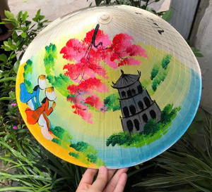 Chapeau conique traditionnel asiatique en feuilles de palmier et bambou fait main pour les magasins de souvenirs et de cadeaux - Product Image 3