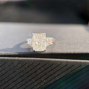 แหวนเพชร 2 กะรัตทรงเรเดียนท์ ประดับด้วยพลอยทรงสี่เหลี่ยมคางหมู ทองคำขาว 14K สี D ความใส VVS2 - Product Image 4