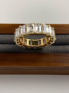 Bague de mariage minimaliste en or jaune 14K, sertie de 8,8 carats de diamants taille émeraude couleur D-F, clarté VS+, monture à griffes, alliance éternité complète, certifiée IGI - Product Image 4