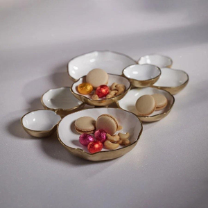 Plateau de service en métal argenté avec plusieurs bols en émail blanc de luxe, centre de table pour la décoration intérieure, plateau de haute qualité pour la vente en gros - Product Image 3