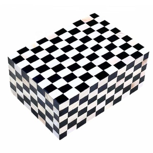 Caja de Joyería Decorativa Moderna Hecha a Mano con Incrustaciones de Hueso, Diseño de Tablero de Ajedrez en Blanco y Negro, Organizador de Joyas para Anillos y Pendientes - Product Image 1