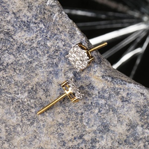 Vente en gros de boucles d'oreilles à clous en or jaune massif 18 carats avec diamants naturels ronds en grappe, fermoir à vis, bijoux fins, Memoria Jewels - Product Image 4