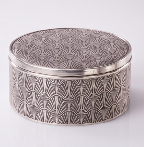Boîte de rangement ronde en métal argenté avec motif festonné Art Déco personnalisé pour fruits secs et autres produits - Product Image 4