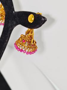 Boucles d'oreilles Jhumka en or massif 22 carats, style antique, motif Lakshmi, faites à la main, avec émeraudes vertes et perles naturelles - Product Image 3