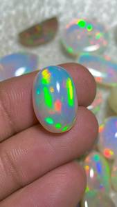 โอปอลเอธิโอเปียธรรมชาติทรงรีเจียระไนแบบสีเปลี่ยนได้ น้ำหนัก 6 กะรัต รับรองโดยบุคคลที่สาม สำหรับทำเครื่องประดับ - Product Image 4