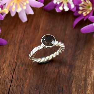 Anillo de boda de plata de ley 925 con ónix negro natural, corte ovalado, hecho a mano, estilo bohemio, banda retorcida, para ella. - Product Image 4