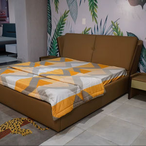 Lit King Size de Luxe Haut de Gamme avec Tête de Lit Rembourrée en Cuir PU/Velours/Tissu et Cadre CRCA - Product Image 1