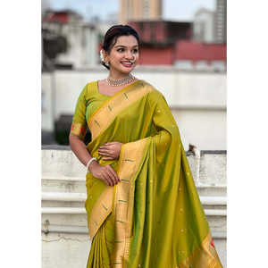 Robe de soirée en soie Paithani tissée avec des fils Zari verts Mahalaxmi God Mehendi de la marque Elite Weaves - Product Image 3