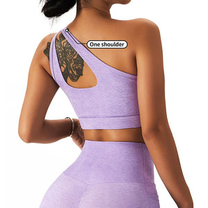 Conjunto deportivo de dos piezas para mujer: sujetador deportivo con tirantes anchos y ribete en contraste personalizado, y shorts cruzados de cintura alta para yoga. - Product Image 5