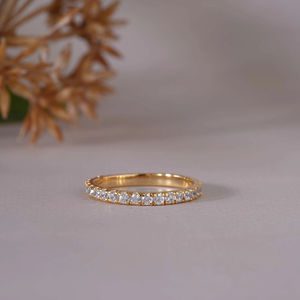 Anillo de Eternidad Delgado y Elegante, Clásico para Aniversario, Joyería Fina para Novia, Impresionante Anillo de Boda de Oro con Moissanita para Mujer - Product Image 1