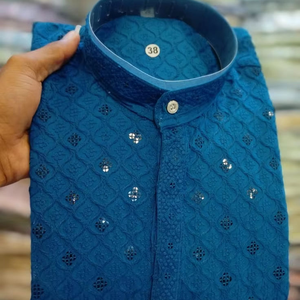 Kurta pyjama traditionnel pour homme, confectionné en tissu rayonne avec un motif chikan fait main, idéal pour les festivals, les cérémonies et les occasions ethniques. - Product Image 3