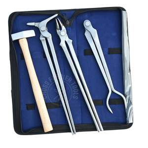 Kit de forgeron de qualité industrielle avec pince à tête ronde, pince de préhension, marteau de fermeur à pointe, écarteur de sabots et pince à sabots chauds - Product Image 1