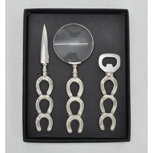 Juego de 3 herramientas decorativas con forma de herradura: abrecartas, lupa y abridor de botellas. Artículos de regalo de lujo en caja. - Product Image 1